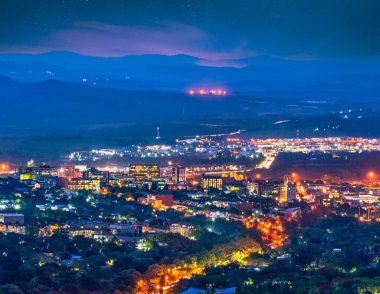 Nelspruit şehri geceleri Mpumalanga Güney Afrika 'da gökyüzünde yıldızlarla