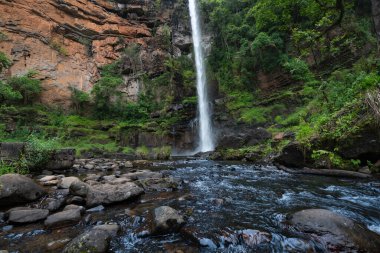Lone deresi, Güney Afrika 'daki Sabie Mpumalanga' da taştan bir nehirle akıyor.