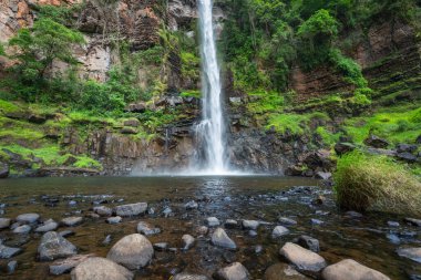 Sabie Mpumalanga Güney Afrika 'da Lone deresi dökülür ve nehir akar.