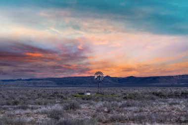 Karoo 'daki yel değirmeni Doğu ve Batı Cape Güney Afrika' da günbatımında
