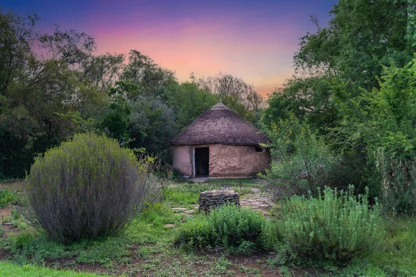 Round traditional African village hut made of clay mud and straws in Bloemfontein Free State South Africa — Stock Image Traditional African Village Hut Made Clay Mud Straws Bloemfontein Free Stock Image