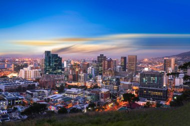 Cape Town şehri CBD gece güneş battıktan hemen sonra ufuk çizgileri