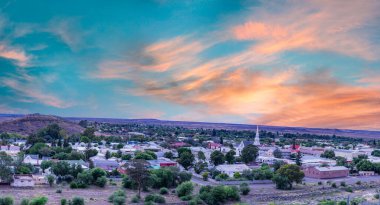 Büyük Karoo Batı Burnu 'ndaki Beaufort West kasabasının Panorama çekimi.