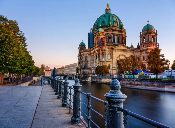 Gün batımında Berlin Katedrali 'ni uzun süre görüntüler. Spree Nehri boyunca bir yürüyüş yolu, su ipeksi pürüzsüzken gözü ikona götürür. Berlin, Almanya