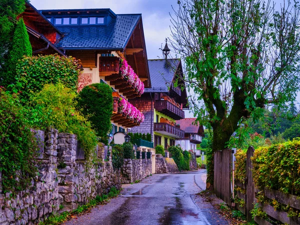 Büyüleyici alp tarzı evler St. Wolfgang 'da pitoresk bir cadde çiziyor, balkonları renkli çiçeklerle dolup taşıyor. Salzkammergut, Avusturya