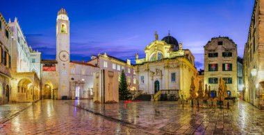 Hırvatistan 'ın Dubrovnik kentindeki güzel aydınlatılmış St. Blaise Kilisesi ve tarihi çan kulesinin panoramik gece manzarası