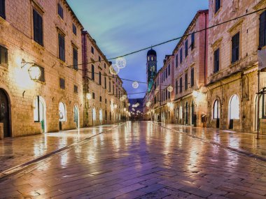 Eski Şehir 'de sokak lambalarıyla parlayan Stradun Caddesi ve Çan Kulesi' ni çarpıcı bir şekilde uzun süre görüntüler. Dubrovnik, Hırvatistan