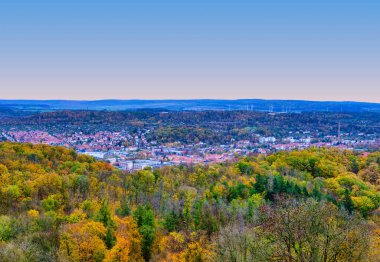 Wartburg Kalesi 'nden Eisenach kasabasına bakan manzaralı bir manzara. Thüringen Ormanı' ndaki canlı sonbahar ağaçlarının arasına yerleşmiş. Almanya