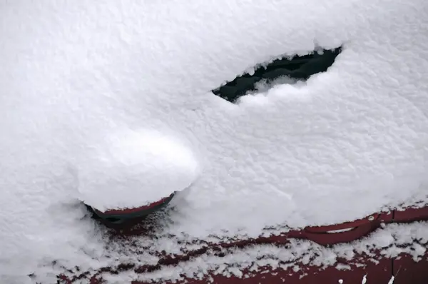 Coche, escondido bajo la nieve — Foto de Stock