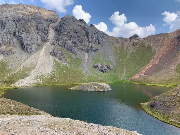Silverton yakınlarındaki Ada Gölü, San Juan Ulusal Ormanı 'nda Colorado. Fotoğraf Eylül 2020 'de çekildi..