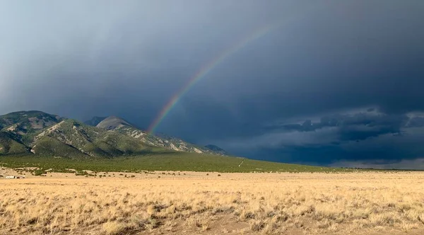 Alamosa Colorado yakınlarındaki Gökkuşağı üzerinde Küçük Ayı Tepesi Temmuz 2020