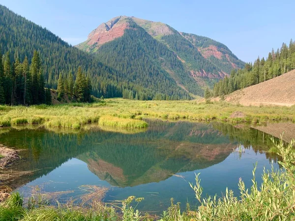 South Fork Mineral Creek Pond Colorado 'daki Dağların Yansıması Eylül 2020