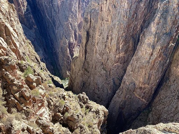 Gunnison Ulusal Parkı 'ndaki Kara Kanyon' un Kaya Noktası Kıyısı Colorado Eylül 2020 'de alındı.