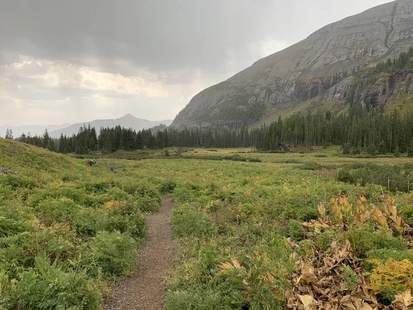 Buz Gölü patikasından Buz Gölü 'ne yürüyoruz. Bear Dağı Silverton, Colorado yakınlarında. Eylül 2020' de kaçırıldı..