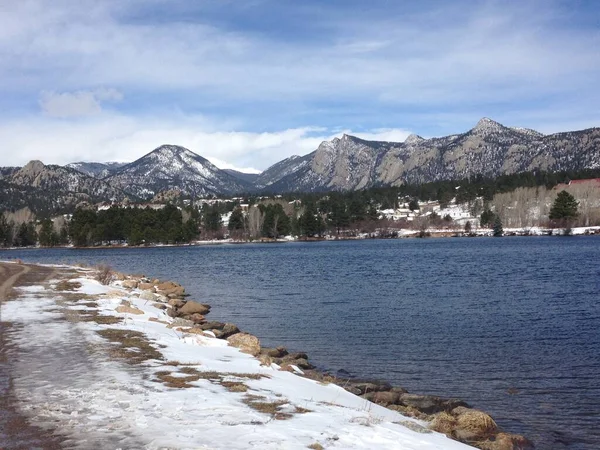 Estes Gölü Çevresindeki Dağlara Bakan Estes Park Colorado Mart 2016 — Stok fotoğraf