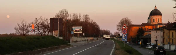 Una chiesa con la sua cupola dalla strada — Foto Stock