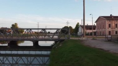 Su üzerinde köprü Boretto, İtalya