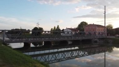 Su üzerinde köprü Boretto, İtalya