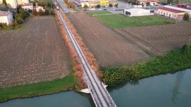 Puente del tren sobre el agua Boretto, Italia — Vídeo de stock