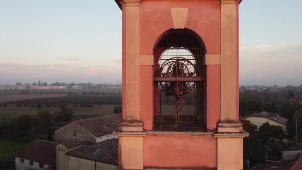 Flygfoto över kyrkan Boretto Italien — Stockvideo