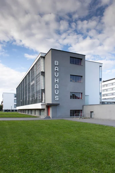 Bauhaus, pierwsza szkoła projektowania przemysłowego. Dessau, Niemcy — Zdjęcie stockowe