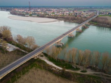 Po nehri üzerindeki Viadana Boretto köprüsünün havadan görüntüsü, İtalya