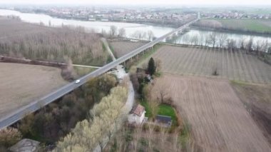 Po nehri üzerindeki Viadana Boretto köprüsünün havadan görüntüsü, İtalya