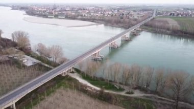 Po nehri üzerindeki Viadana Boretto köprüsünün havadan görüntüsü, İtalya