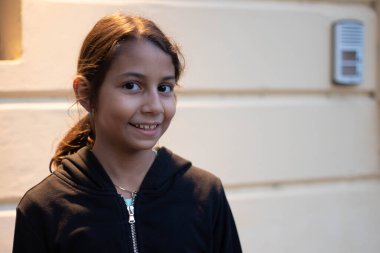 Esmer kız portresi. Odaklanmamış arka plan.