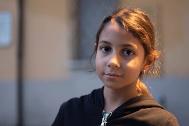 Esmer kız portresi. Odaklanmamış arka plan.