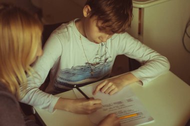 İtalya 'da ödev yapan çocuk 2021