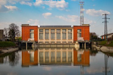 İtalya kırsalında ilkbaharda bonifica inşaatı