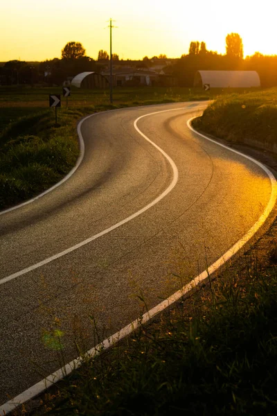 Street i S, med solnedgång reflektion, Italien — Stockfoto