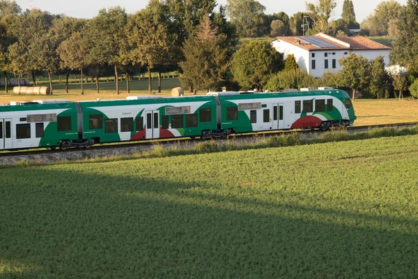 Blick auf den Regionalzug Luzzara Parma, Italien — Stockfoto