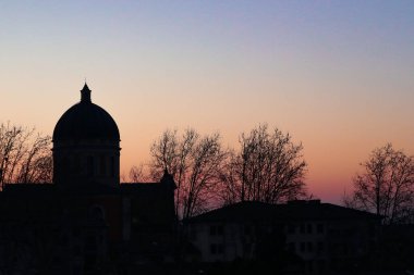 Kasabanın ve İtalya 'nın boretto kilisesinin manzarası