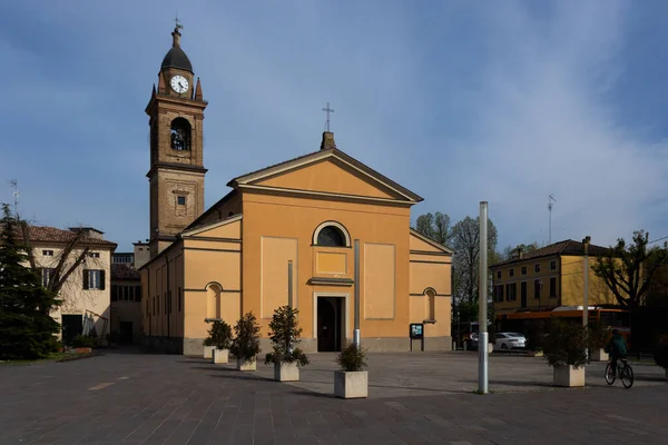 Vista de la iglesia fachada de Sorbolo, Reggio Emilia, Italia — Foto de Stock