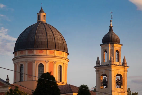 Pohled na město a kostel Boretto, Itálie — Stock fotografie