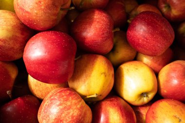 İtalya 'daki organik marketten kırmızı elmalar.