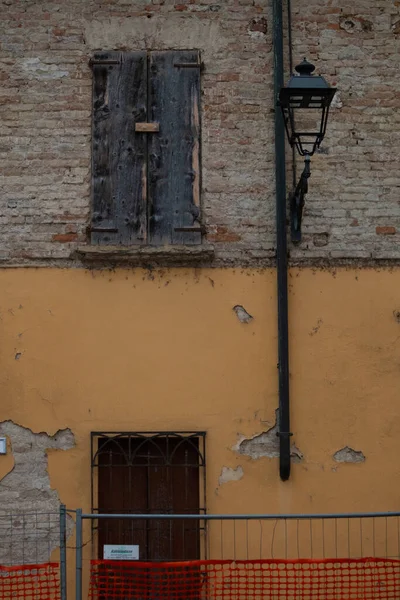 Maison abandonnée avec façades en brique et fenêtres fermées, Italie — Photo