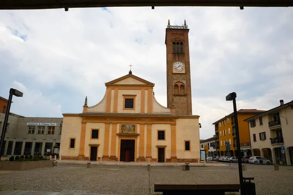 From facade church of Poviglio, Reggio Emilia, Italy — 스톡 사진
