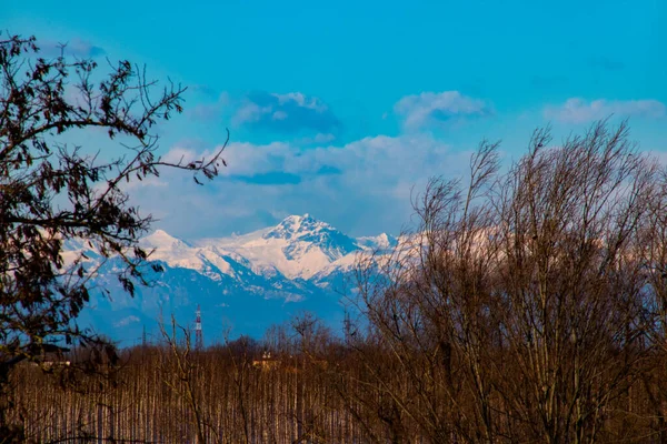 Salida del sol sobre los Alpes nevados italianos, en invierno — Foto de Stock