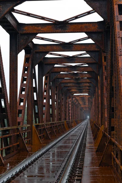 Oude stalen treinbrug Casalmaggiore, Lombardije, Italië — Stockfoto