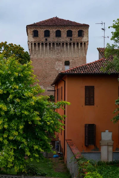 Oud huis met toren Casalmaggiore, Lombardije, Italia — Stockfoto
