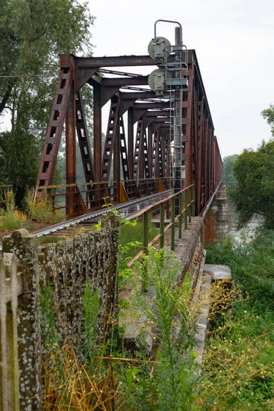 Alte stählerne Eisenbahnbrücke Casalmaggiore, Lombardei, Italien — Stockfoto