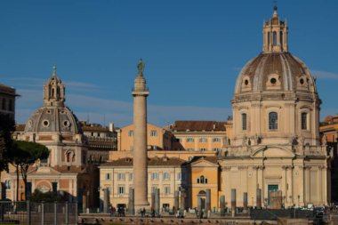 Trajan Sütunu, Santa Maria de Loreto Kilisesi ve Chiesa del Santissimo Nome di Maria Trajan 'ın Forumu' nda. Roma, İtalya. Yüksek kalite fotoğraf