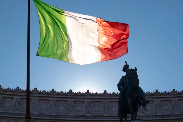 意大利罗马Altare Della Patria纪念碑的意大利国旗 高质量的照片 — 图库照片
