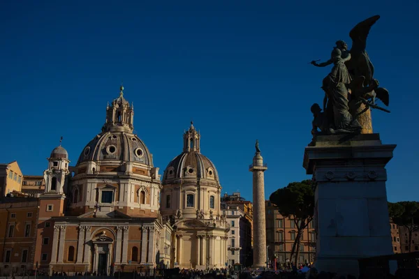 Trajan Sütunu, Santa Maria de Loreto Kilisesi ve Chiesa del Santissimo Nome di Maria Trajan 'ın Forumu' nda. Roma, İtalya. Yüksek kalite fotoğraf