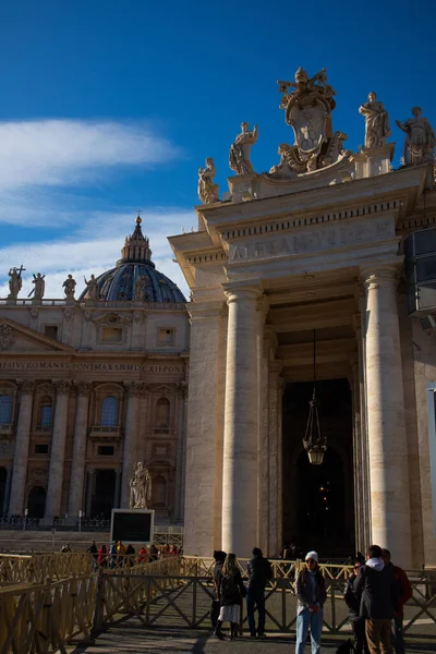 Utsikt över Columnata de Bernini byggnader. Vatikanstaten, Italien — Stockfoto