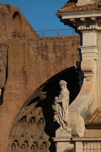 Detalhes da Basílica de Santa Francesca Romana, Roma, Itália — Fotografia de Stock