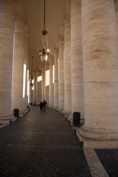 Výhled na budovy Columnata de Bernini. Vatikán, Itálie — Stock fotografie